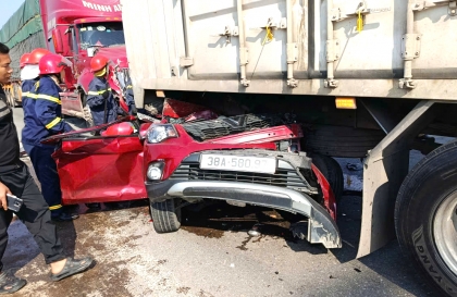 Ảnh TNGT: 4 người gặp nạn trong chiếc VinFast Fadil bị kẹp cứng giữa hai công-ten-nơ tại Hà Tĩnh